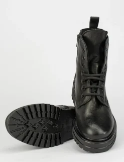 Anfibio fondo gomma carrarmato 3cm e soletto interno in vera pelle. Tomaia in morbida pelle nero