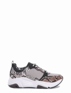 Chunky sneaker fondo gomma e soletto interno in vera pelle. Tomaia in tessuto con riporti in pelle pitonata roccia