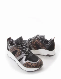 Chunky sneaker fondo gomma e soletto interno in vera pelle. Tomaia in tessuto con riporti in pelle leopard leopardo