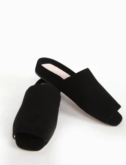 ciabatta passeggio fondo in cuoio e soletto interno in vera pelle. Tomaia in morbidissimo camoscio nero