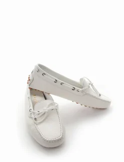 mocassino fondo gomma e soletto interno in vera pelle. Tomaia in morbidissima pelle martellata bianco