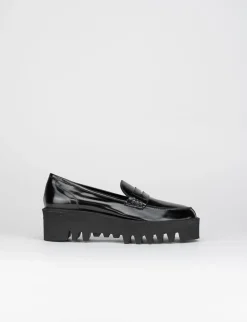 Mocassino tacco 2cm con fondo gomma seghettato 4cm e soletto interno in vera pelle. Tomaia in pelle lucida abrasivata nero