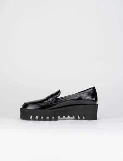 Mocassino tacco 2cm con fondo gomma seghettato 4cm e soletto interno in vera pelle. Tomaia in pelle lucida abrasivata nero