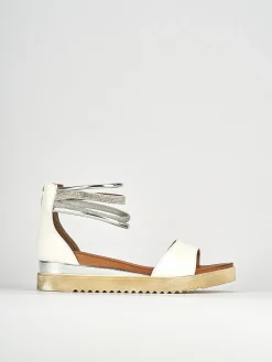 Sandalo tacco 1 cm bianco pelle
