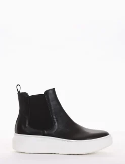 slip on alta fondo in gomma e soletto interno in vera pelle. Tomaia in morbidissima pelle nappata con elastici laterali nero