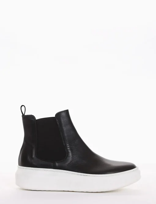 slip on alta fondo in gomma e soletto interno in vera pelle. Tomaia in morbidissima pelle nappata con elastici laterali nero