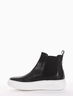 slip on alta fondo in gomma e soletto interno in vera pelle. Tomaia in morbidissima pelle nappata con elastici laterali nero
