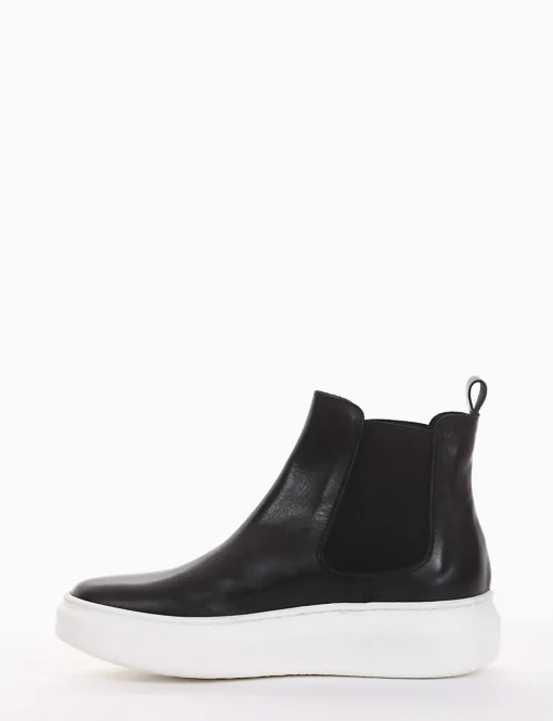 slip on alta fondo in gomma e soletto interno in vera pelle. Tomaia in morbidissima pelle nappata con elastici laterali nero