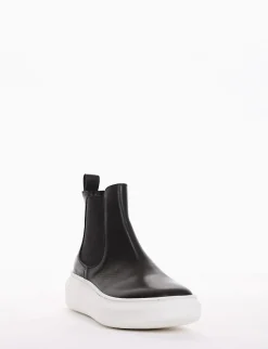 slip on alta fondo in gomma e soletto interno in vera pelle. Tomaia in morbidissima pelle nappata con elastici laterali nero