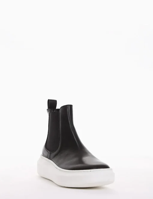 slip on alta fondo in gomma e soletto interno in vera pelle. Tomaia in morbidissima pelle nappata con elastici laterali nero