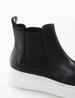 slip on alta fondo in gomma e soletto interno in vera pelle. Tomaia in morbidissima pelle nappata con elastici laterali nero