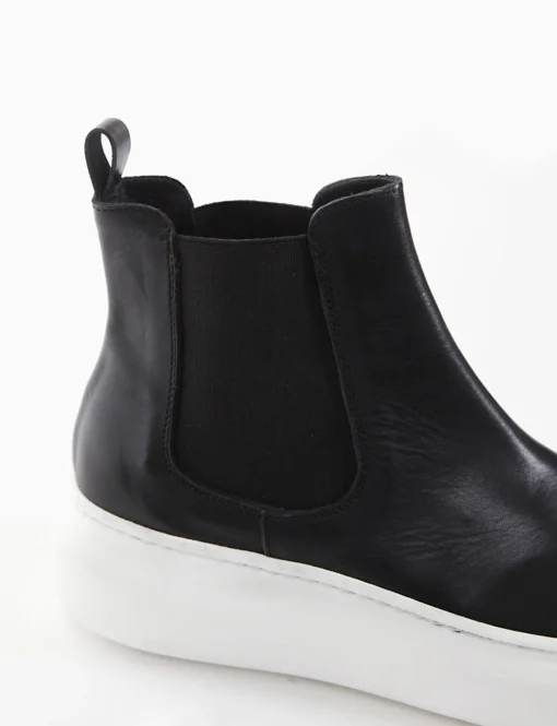 slip on alta fondo in gomma e soletto interno in vera pelle. Tomaia in morbidissima pelle nappata con elastici laterali nero