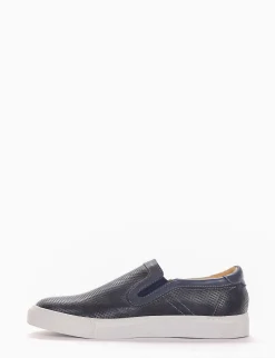 slip on fondo gomma e soletto interno interno in vera pelle. Tomaia in pelle microforata blu
