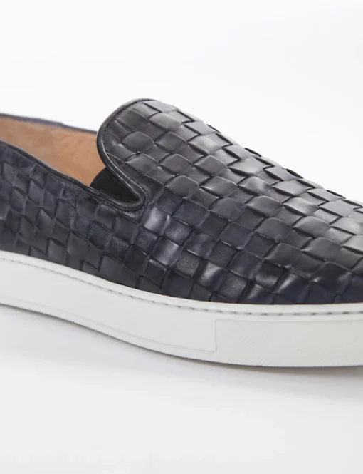 slip on fondo gomma e soletto interno in vera pelle. Tomaia in morbidissima pelle intrecciata blu