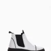 Sneaker chelsea boot con fondo gomma e soletto interno in vera pelle. Tomaia in morbida vernice bianco