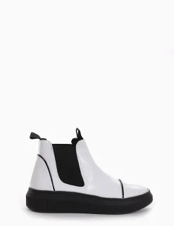 Sneaker chelsea boot con fondo gomma e soletto interno in vera pelle. Tomaia in morbida vernice bianco