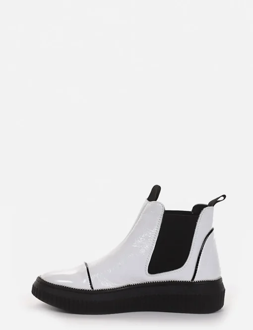 Sneaker chelsea boot con fondo gomma e soletto interno in vera pelle. Tomaia in morbida vernice bianco