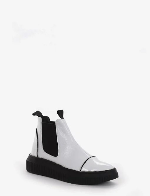 Sneaker chelsea boot con fondo gomma e soletto interno in vera pelle. Tomaia in morbida vernice bianco