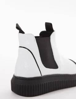 Sneaker chelsea boot con fondo gomma e soletto interno in vera pelle. Tomaia in morbida vernice bianco