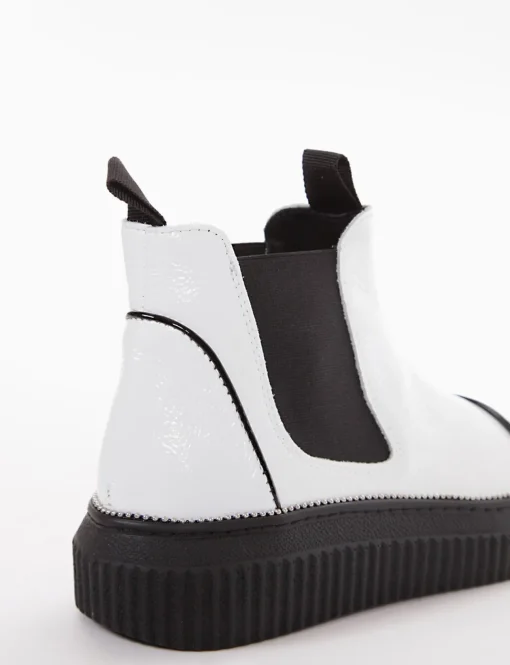 Sneaker chelsea boot con fondo gomma e soletto interno in vera pelle. Tomaia in morbida vernice bianco