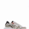 Sneaker fondo gomma e soletto interno in vera pelle. Tomaia multimateriale in camoscio grigio bianco