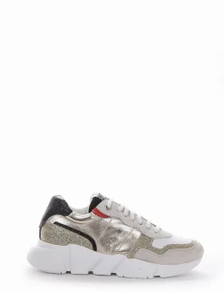 Sneaker fondo gomma e soletto interno in vera pelle. Tomaia multimateriale in camoscio grigio bianco