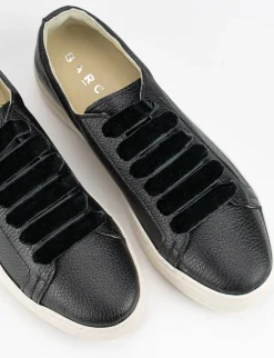 Sneaker fondo gomma e soletto interno in vera pelle. Tomaia in morbida nappa laminata nero