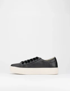 Sneaker fondo gomma e soletto interno in vera pelle. Tomaia in morbida nappa laminata nero
