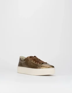 Sneaker fondo gomma e soletto interno in vera pelle. Tomaia in morbida nappa laminata bronzo
