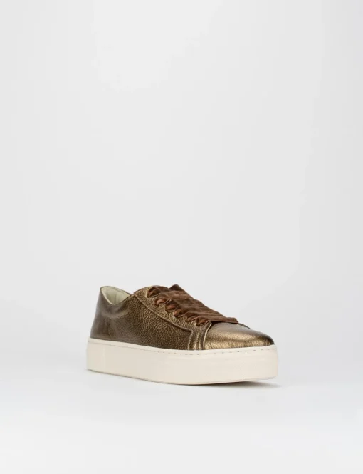 Sneaker fondo gomma e soletto interno in vera pelle. Tomaia in morbida nappa laminata bronzo