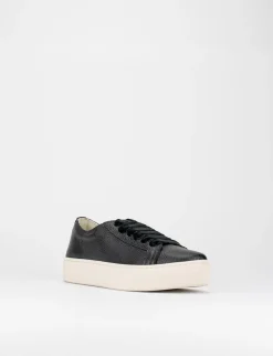 Sneaker fondo gomma e soletto interno in vera pelle. Tomaia in morbida nappa laminata nero