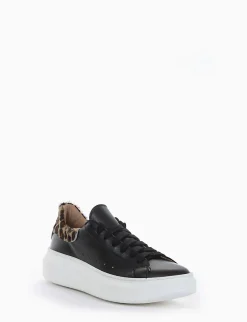 Sneaker fondo gomma e soletto interno in vera pelle. Tomaia in morbida nappa nero