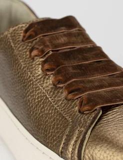 Sneaker fondo gomma e soletto interno in vera pelle. Tomaia in morbida nappa laminata bronzo