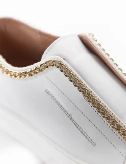 Sneaker fondo gomma e soletto interno in vera pelle. Tomaia in pelle liscia bianco