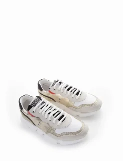 Sneaker fondo gomma e soletto interno in vera pelle. Tomaia multimateriale in camoscio grigio bianco