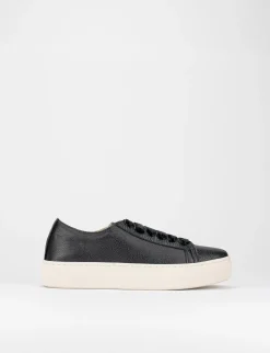 Sneaker fondo gomma e soletto interno in vera pelle. Tomaia in morbida nappa laminata nero