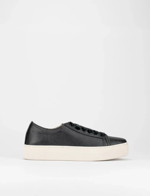 Sneaker fondo gomma e soletto interno in vera pelle. Tomaia in morbida nappa laminata nero