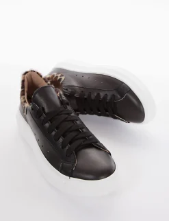 Sneaker fondo gomma e soletto interno in vera pelle. Tomaia in morbida nappa nero