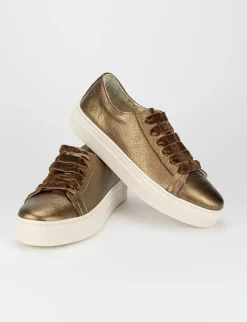 Sneaker fondo gomma e soletto interno in vera pelle. Tomaia in morbida nappa laminata bronzo