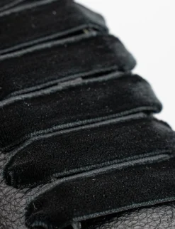 Sneaker fondo gomma e soletto interno in vera pelle. Tomaia in morbida nappa laminata nero
