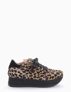 sneakers fondo alto in gomma e soletto interno in vera pelle. Tomaia in bellissima pelle di cavallino leopardato leopardo