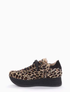 sneakers fondo alto in gomma e soletto interno in vera pelle. Tomaia in bellissima pelle di cavallino leopardato leopardo