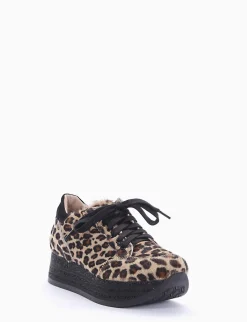 sneakers fondo alto in gomma e soletto interno in vera pelle. Tomaia in bellissima pelle di cavallino leopardato leopardo