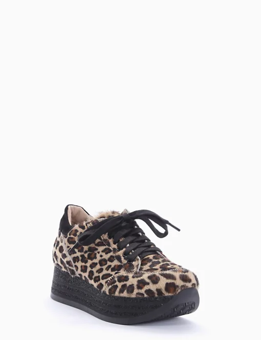 sneakers fondo alto in gomma e soletto interno in vera pelle. Tomaia in bellissima pelle di cavallino leopardato leopardo