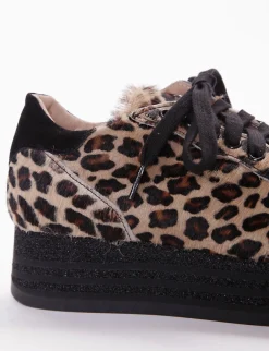 sneakers fondo alto in gomma e soletto interno in vera pelle. Tomaia in bellissima pelle di cavallino leopardato leopardo
