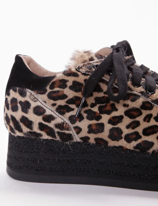 sneakers fondo alto in gomma e soletto interno in vera pelle. Tomaia in bellissima pelle di cavallino leopardato leopardo