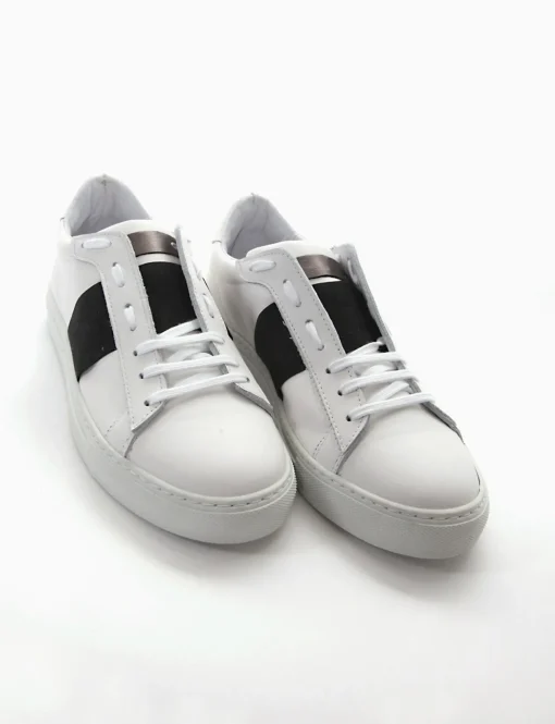 sneakers fondo gomma e soletto interno in vera pelle. Tomaia in morbidissima pelle nappata bianco