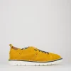 Sneakers fondo gomma e soletto interno in vera pelle. Tomaia in morbido camoscio giallo