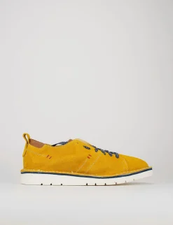 Sneakers fondo gomma e soletto interno in vera pelle. Tomaia in morbido camoscio giallo