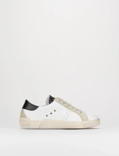 sneakers fondo gomma e soletto interno in vera pelle. tomaia in morbida pelle con riporti in camoscio bianco